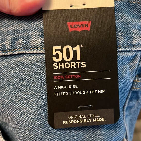 Levi Women’s Shorts Size 34 NWT - Picture 7 of 7